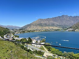 Stunning Lakeview QT Holiday House