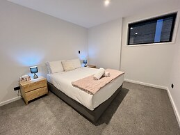 Stunning Lakeview QT Holiday House