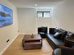 Stunning Lakeview QT Holiday House