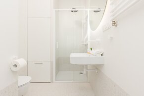 Bright Two Bedroom Apartment by Renters