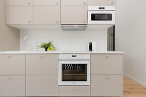 Bright Two Bedroom Apartment by Renters