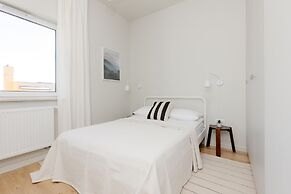 Bright Two Bedroom Apartment by Renters