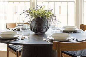 Bright Two Bedroom Apartment by Renters