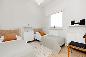 Bright Two Bedroom Apartment by Renters