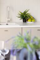 Bright Two Bedroom Apartment by Renters