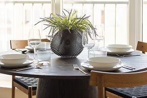 Bright Two Bedroom Apartment by Renters