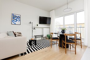 Bright Two Bedroom Apartment by Renters