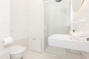 Bright Two Bedroom Apartment by Renters