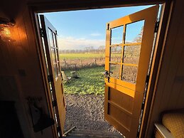 Cosy Romantic Shepherd hut in Open Countryside