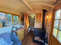 Cosy Romantic Shepherd hut in Open Countryside