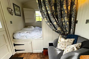 1 Bed Glamping Hut - Firepit, Fireplace, Views
