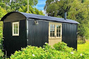1 Bed Glamping Hut - Firepit, Fireplace, Views