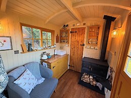 Cosy Romantic Shepherd hut in Open Countryside