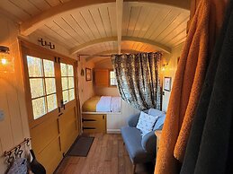 Cosy Romantic Shepherd hut in Open Countryside