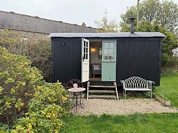 1 Bed Glamping Hut - Firepit, Fireplace, Views