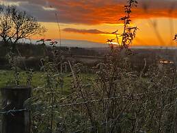 1 Bed Glamping Hut - Firepit, Fireplace, Views