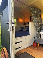 1 Bed Glamping Hut - Firepit, Fireplace, Views