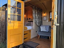 Cosy Romantic Shepherd hut in Open Countryside