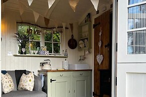 1 Bed Glamping Hut - Firepit, Fireplace, Views