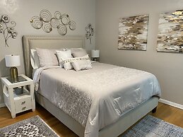 Stunning Home With Large Yard in Los Angeles