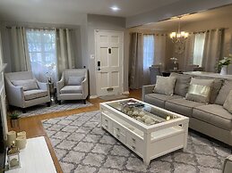 Stunning Home With Large Yard in Los Angeles