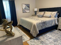 Stunning Home With Large Yard in Los Angeles