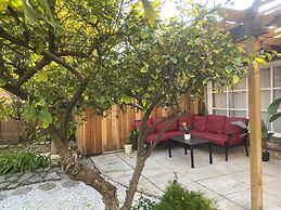 Stunning Home With Large Yard in Los Angeles