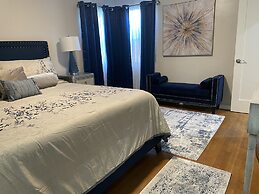 Stunning Home With Large Yard in Los Angeles