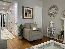 Stunning Home With Large Yard in Los Angeles