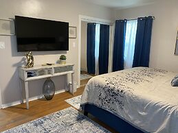 Stunning Home With Large Yard in Los Angeles