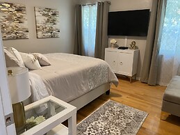 Stunning Home With Large Yard in Los Angeles