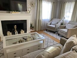 Stunning Home With Large Yard in Los Angeles