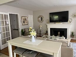 Stunning Home With Large Yard in Los Angeles