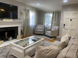 Stunning Home With Large Yard in Los Angeles