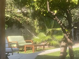 Stunning Home With Large Yard in Los Angeles