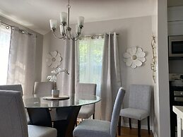 Stunning Home With Large Yard in Los Angeles