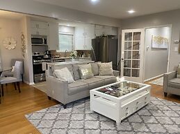 Stunning Home With Large Yard in Los Angeles