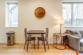 Modern Seattle Townhome: Walk to Light Rail!