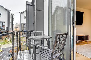 Modern Seattle Townhome: Walk to Light Rail!