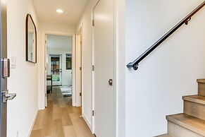 Modern Seattle Townhome: Walk to Light Rail!