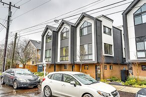 Modern Seattle Townhome: Walk to Light Rail!