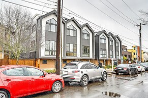 Modern Seattle Townhome: Walk to Light Rail!