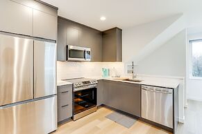 Modern Seattle Townhome: Walk to Light Rail!