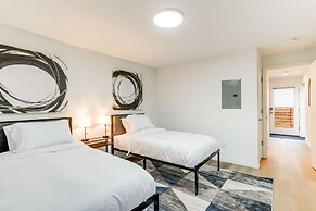 Modern Seattle Townhome: Walk to Light Rail!