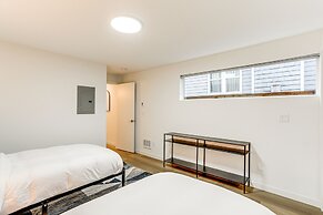 Modern Seattle Townhome: Walk to Light Rail!