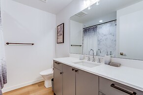 Modern Seattle Townhome: Walk to Light Rail!