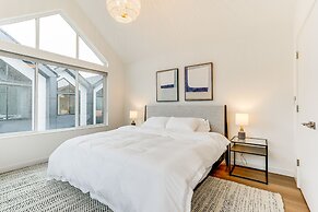 Modern Seattle Townhome: Walk to Light Rail!
