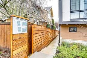 Modern Seattle Townhome: Walk to Light Rail!