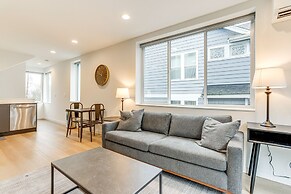Modern Seattle Townhome: Walk to Light Rail!