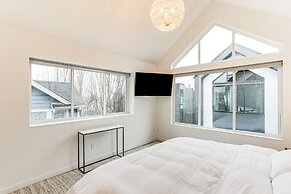 Modern Seattle Townhome: Walk to Light Rail!